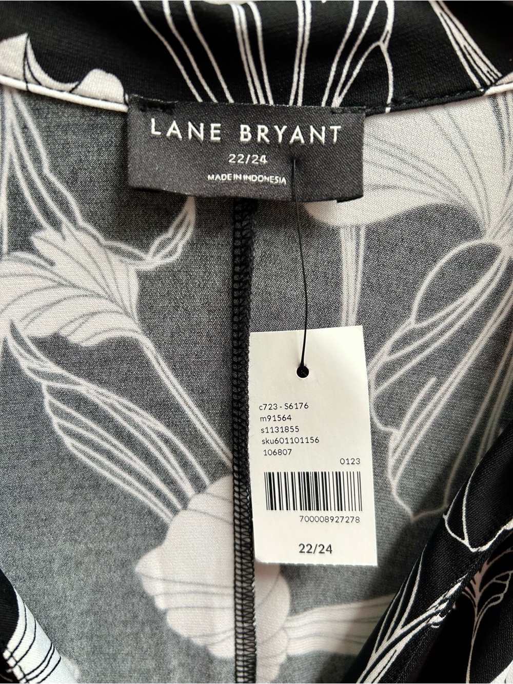 LANE BRYANT WRAP DRESS, X BEAUTICURVE FLORAL BLACK & WHITE LILY, NWT, SIZE 22/24 - Picture 5 of 8
